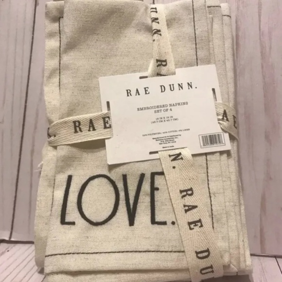 - Rae Dunn Cloth 4 Pack Napkins LOVE - Picture 1 of 2